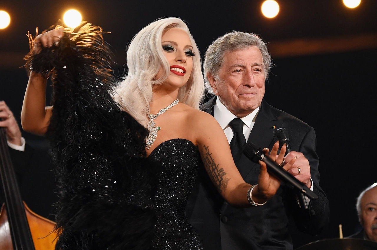 Lady Gaga e Tony Bennett durante apresentação no 57° Grammy