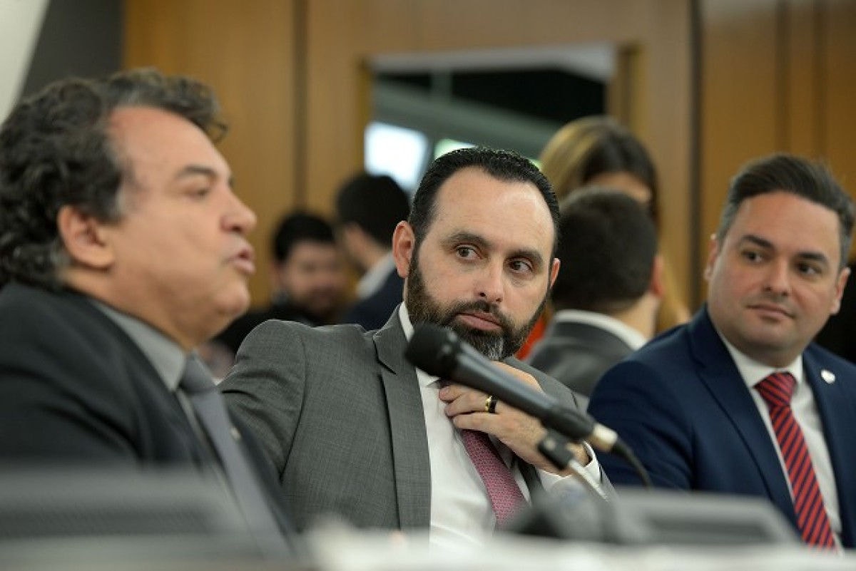 Ainda candidato, o deputado estadual Ulysses Gomes (PT, centro) anunciou nesta sexta (27 de junho) o apoio à indicação de Alencar da Silveira Jr. (PDT, à esq.) à primeira vaga do TCE-MG