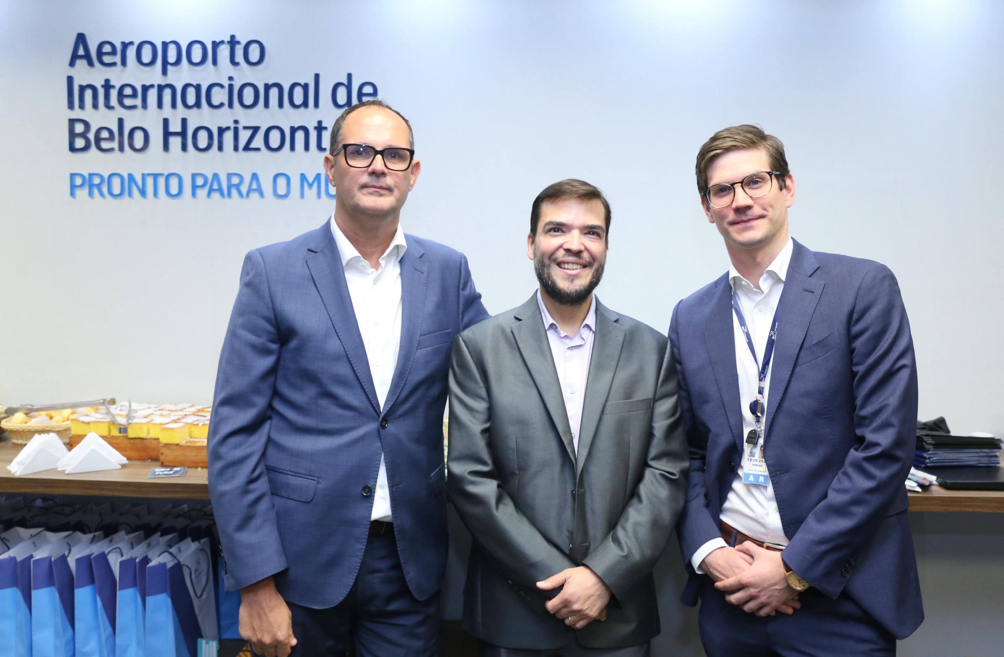 Marcos Brandão e Adrian Elkuch, da BH Airport, recebem Marcelo Bento, da Azul (ao centro)