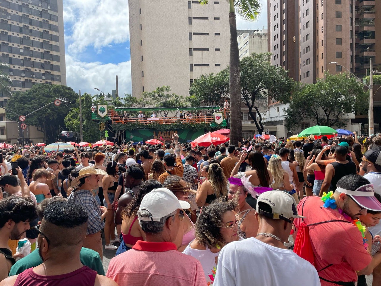 Bloco Lagum na Avenida desfila no centro de Belo Horizonte