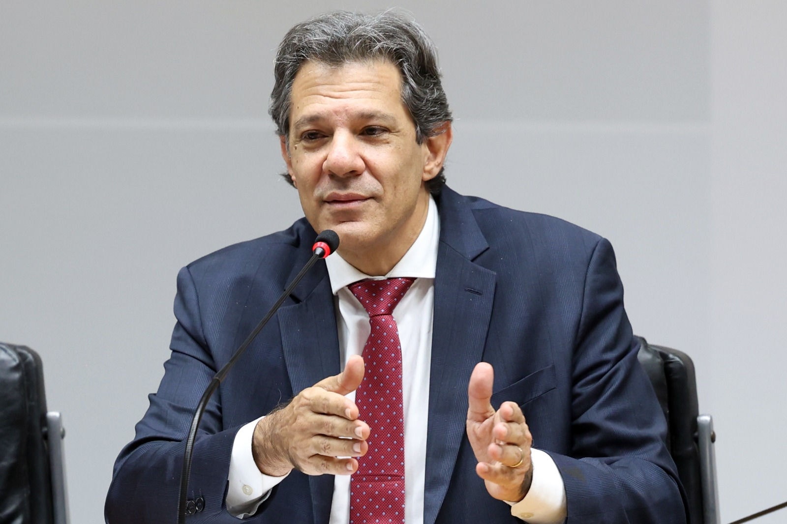 Ministro da Fazenda, Fernando Haddad, tenta cortar gastos da União