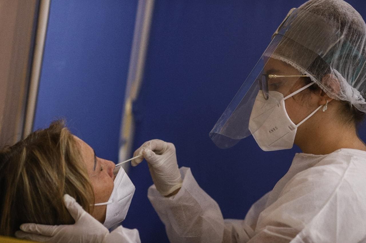 Além da vacinação, especialistas alertam para a importância da testagem 