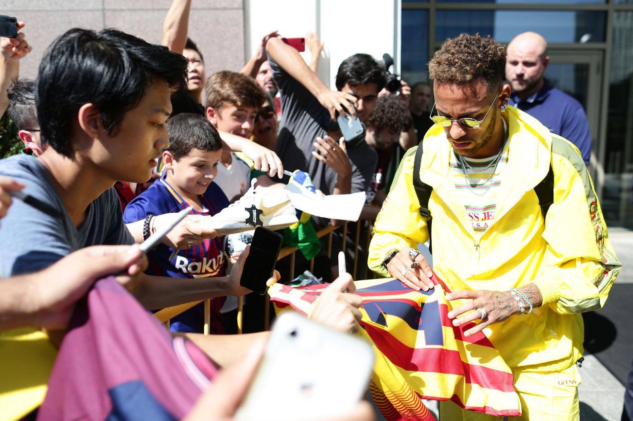 Neymar atendeu carinhosamente aos fãs que aguardavam a chegada dos jogadores em um hotel em Nova Jersey