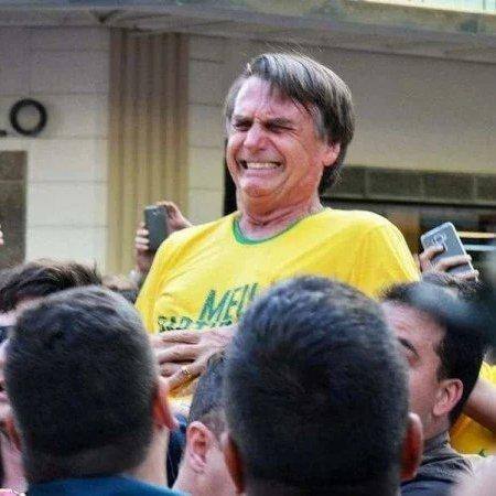 Na imagem, o então deputado federal Jair Bolsonaro recebendo uma facada