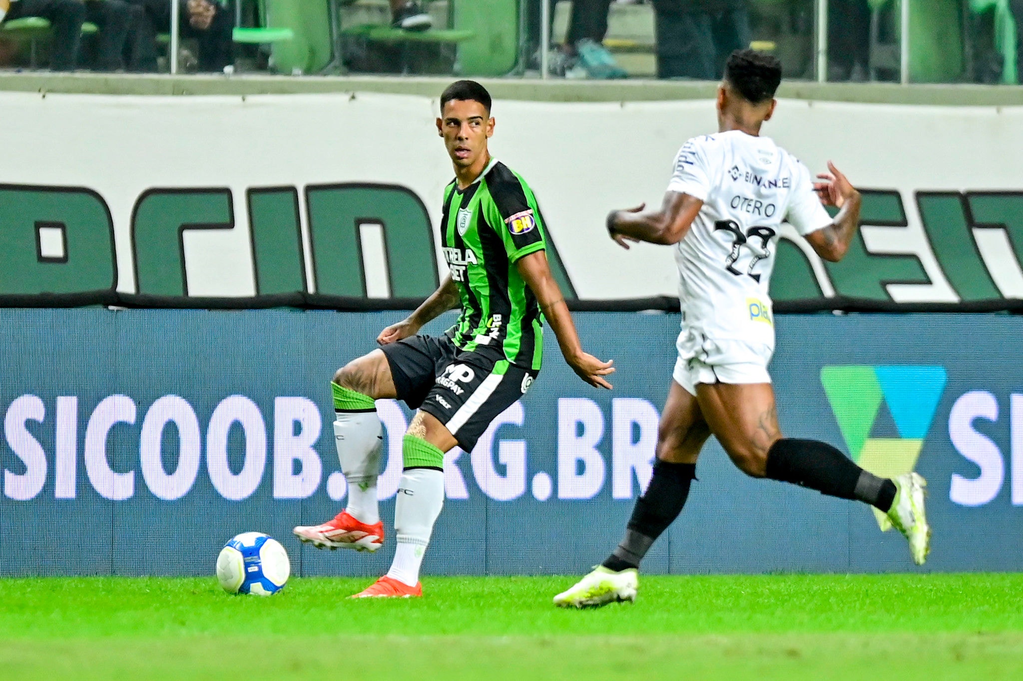 Lateral-direito Mateus Henrique sofreu uma lesão muscular no jogo entre América e Santos