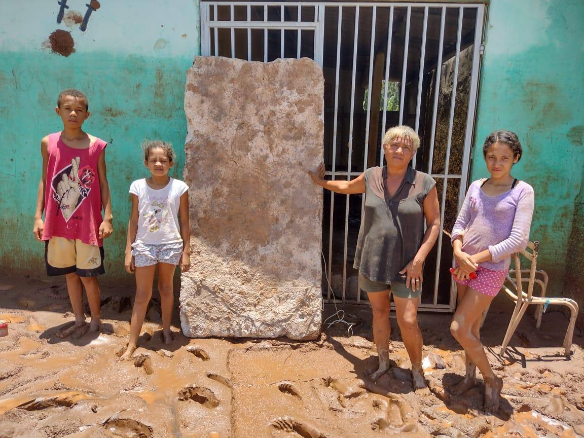Mulher nada em enxurrada e salva 17 vítimas em Santa Luzia