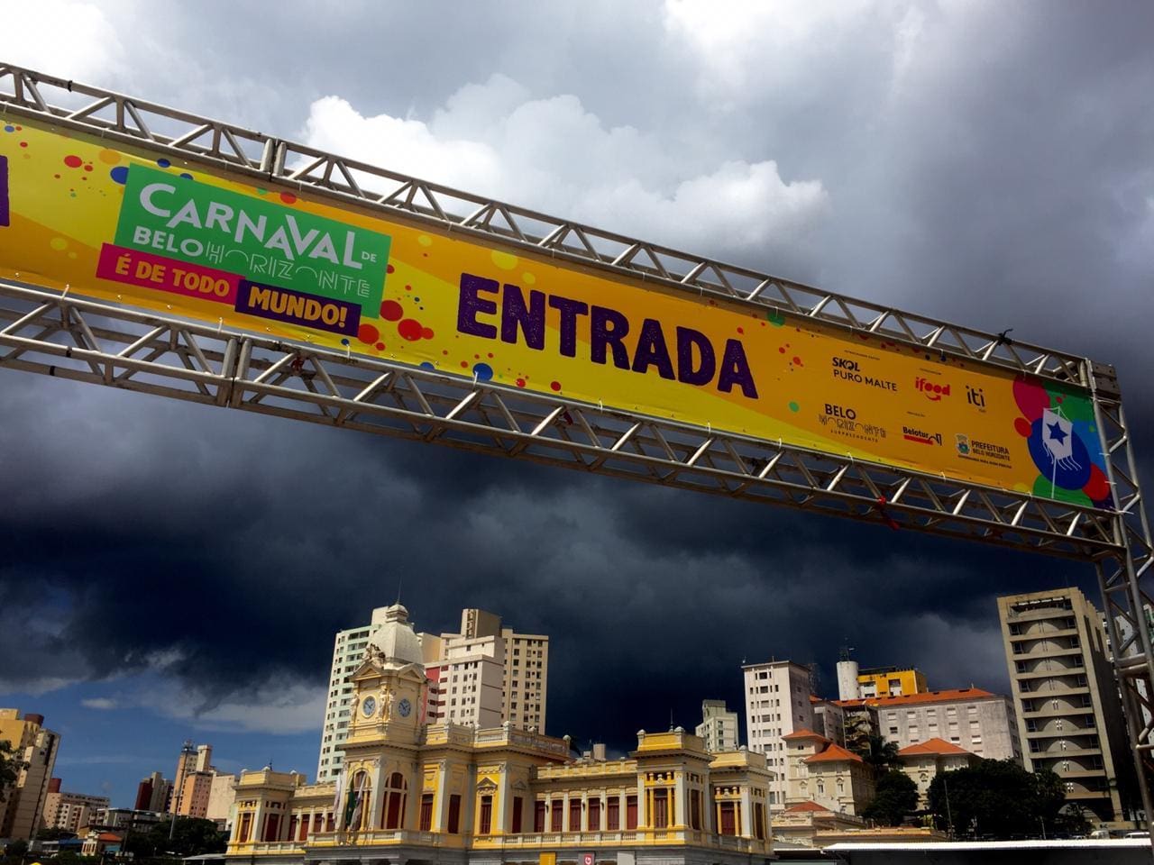 Nuvens de chuva já escurecem a Praça da Estação na tarde desta sexta-feira.