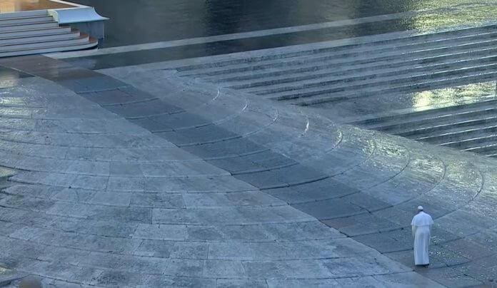 Solitário e sob chuva, o papa Francisco caminha pela praça de são Pedro, no Vaticano, para dar a bênção Urbi et Orbi