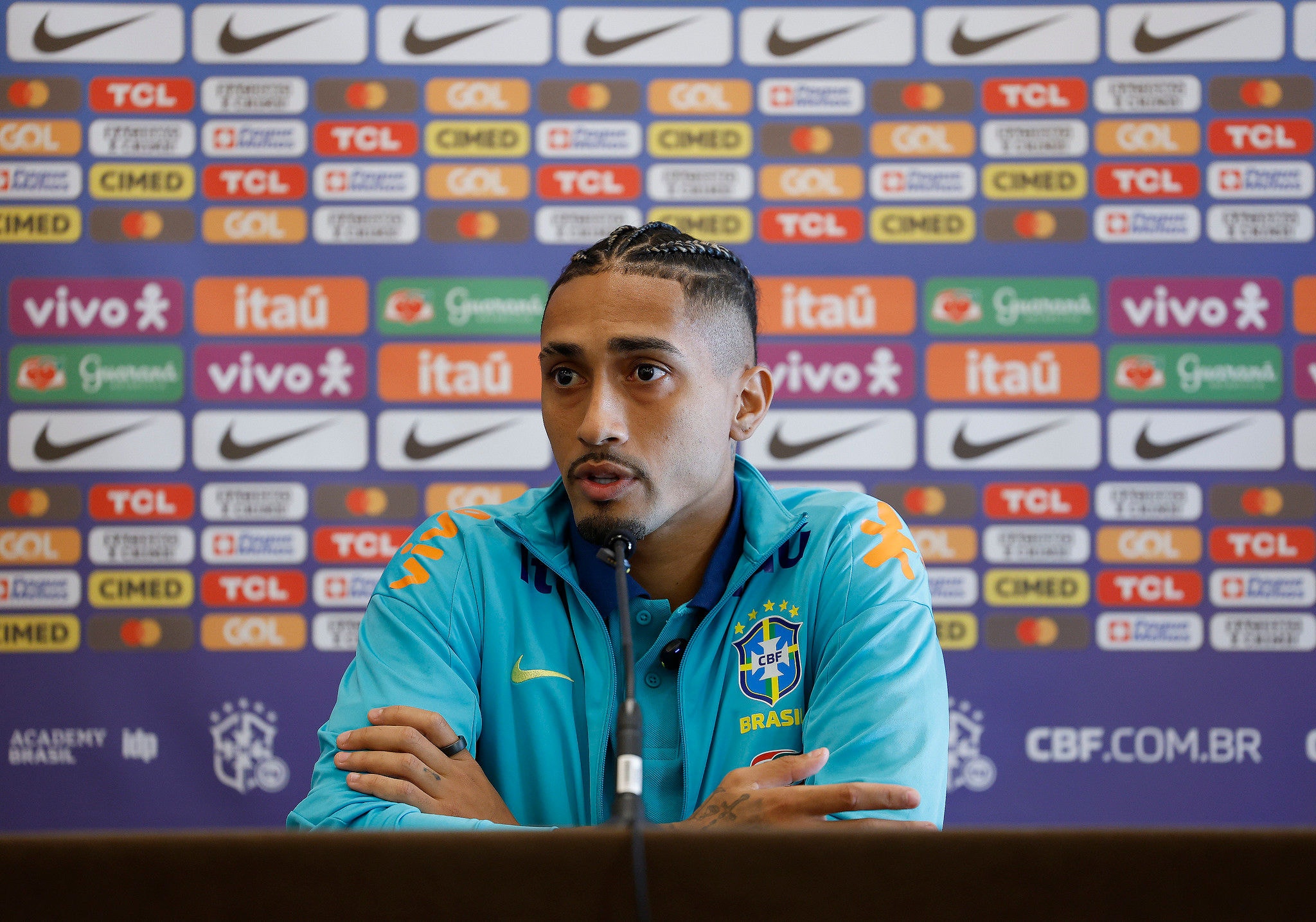 Raphinha rebateu as críticas de R10 sobre o empenho e talento dos atuais jogadores da seleção brasileira