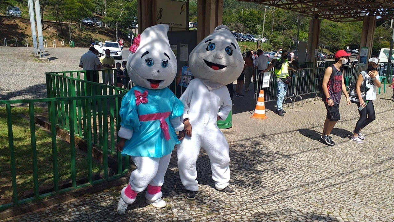 O casal de bonecos foi um atrativo a mais para que pais e crianças pudessem fazer foto durante o dia de vacinação no Parque das Mangabeiras