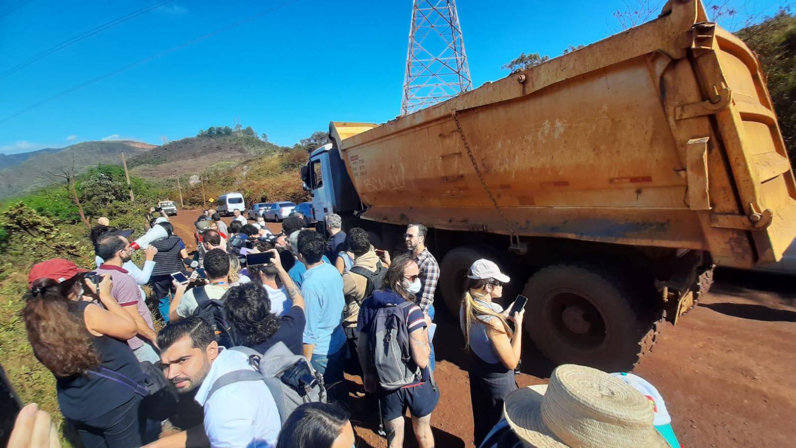 Em visita técnica, moradores do alto Taquaril disseram que caminhões de mineradoras circulam sem licença na serra há um ano