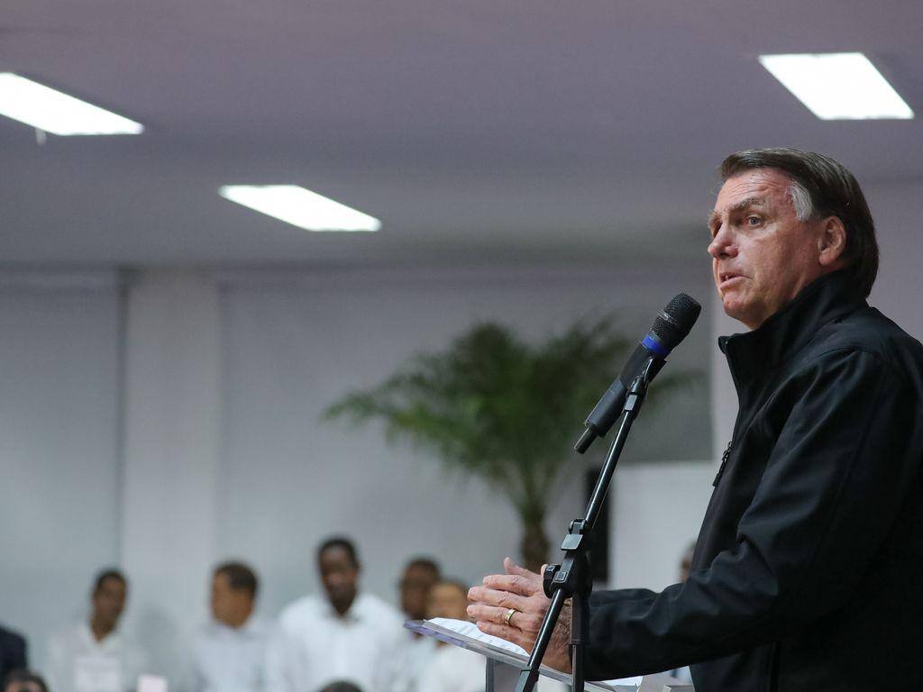 Jair Bolsonaro reclama que atirador é identificado como bolsonarista e defende armas