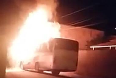 Vídeo nas redes sociais mostra ônibus sendo queimado