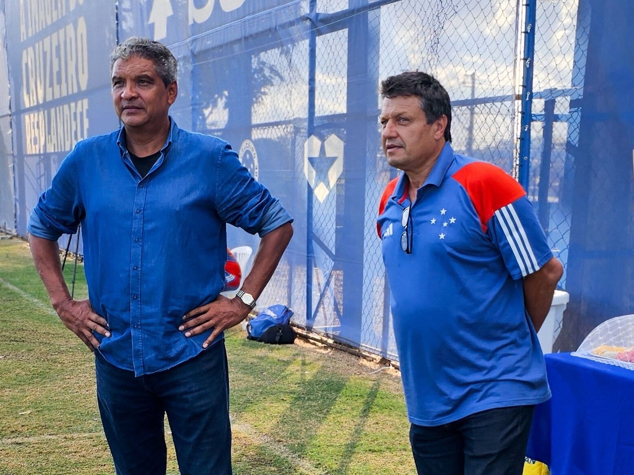 Geraldão e Adilson Batista assistem a treino do Cruzeiro na Toca da Raposa 2