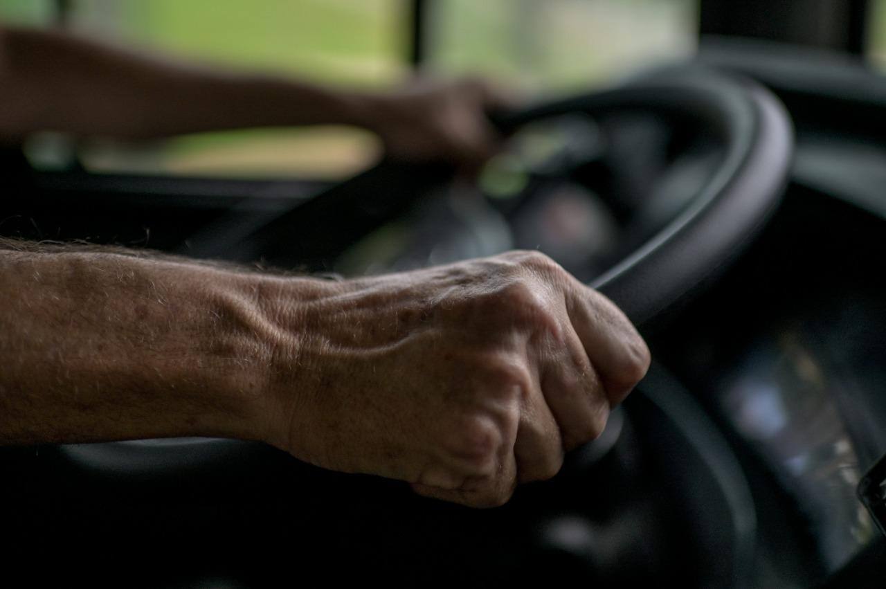 Motoristas precisam ficar atentos ao trânsito e, ao mesmo tempo, à movimentação dos passageiros