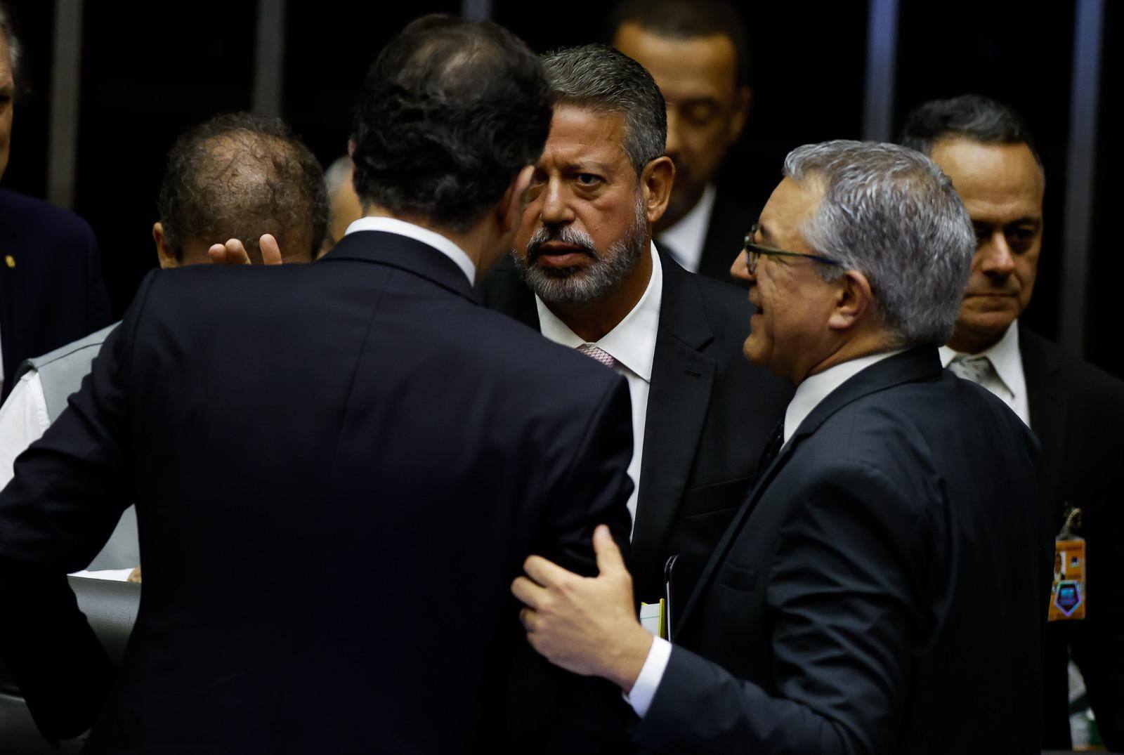 O presidente da Câmara dos Deputados, Arthur Lira, e o ministros de Relações Institucionais, Alexandre Padilha, participam da solenidade no Congresso Nacional