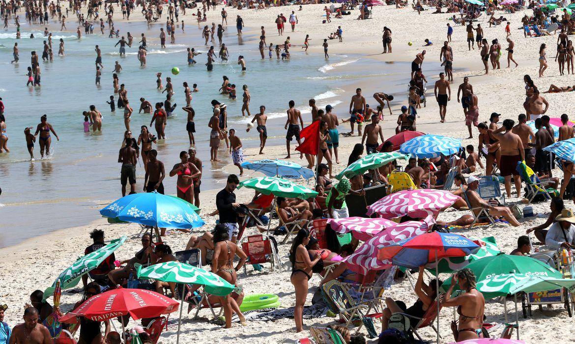 Imagem de arquivo que mostra praia cheia durante a onda de calor em novembro de 2023