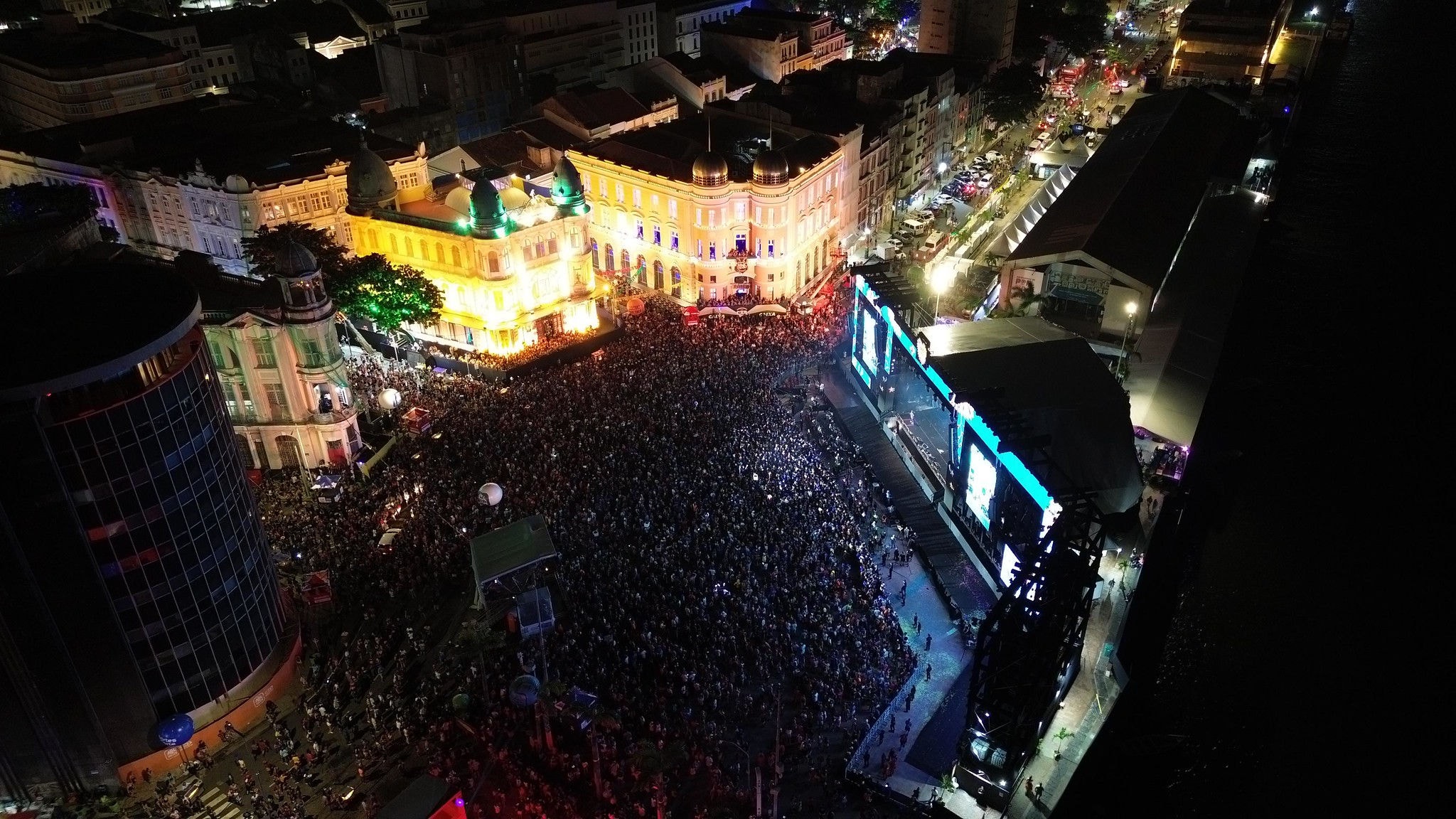 Marco Zero reúne multidão e é um dos principais palcos do Carnaval de Recife