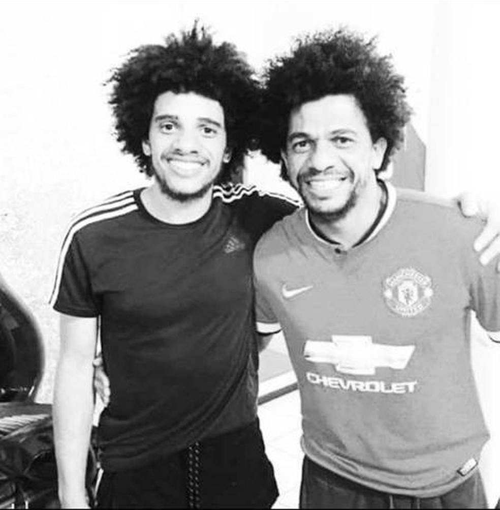 Taison postou foto com irmão nas redes sociais
