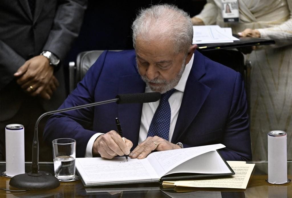 Lula assina documento durante a posse no Congresso Nacional, em 1º de janeiro