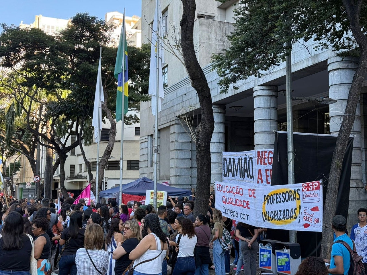 Em greve, professores realizam protesto na sede da Prefeitura de Belo Horizonte