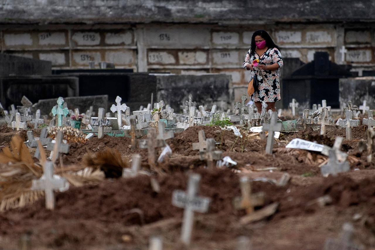 Mulher visita o cemitério do Caju, no Rio de Janeiro; cidade é a que tem mais mortos por Covid-19 em todo o Estado do Rio