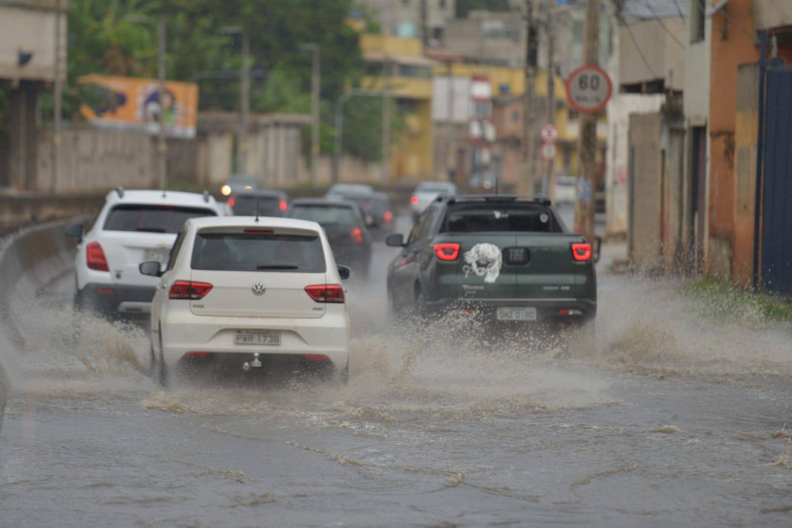 Na avenida Teresa Cristina, na regional Oeste, motoristas ficaram atentos à agua empoçada
