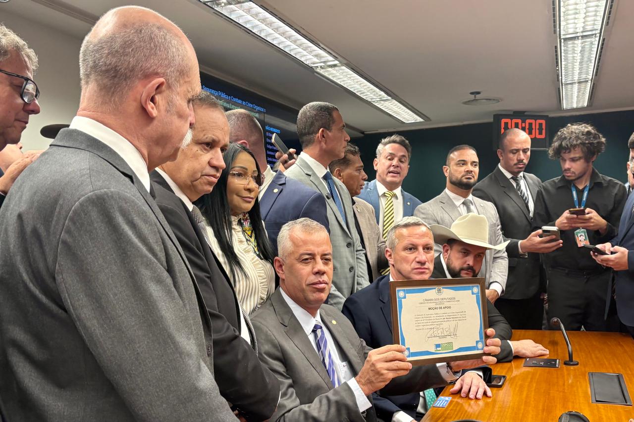 A oposição chegou a imprimir a moção de apoio a Jair Bolsonaro, mas foi frustrada por ordem de Hugo Motta