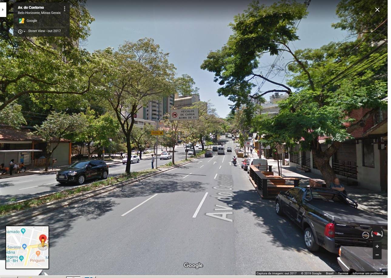 Carro bate em árvore e pega fogo na Avenida do Contorno