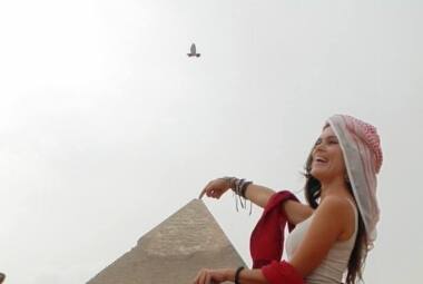 Kívia se divertiu em vários lugares do mundo. Na foto: ela nas pirâmides do Egito