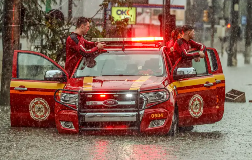 Chuvas fortes voltam a castigar Porto Alegre e o bairro Menino Deus, na região centro-sul da cidade, já registra ruas inundadas