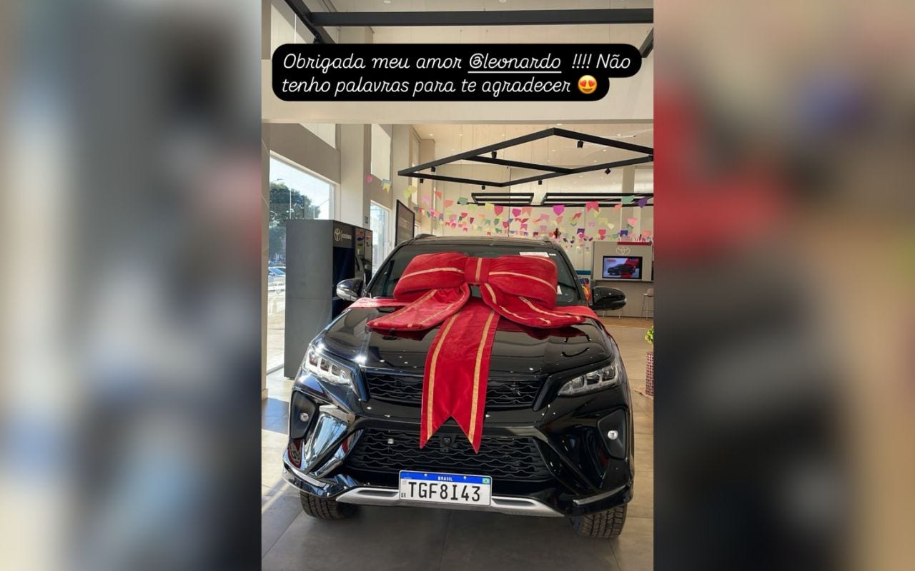 Carro com que Leonardo presenteou esposa, Poliana Rocha