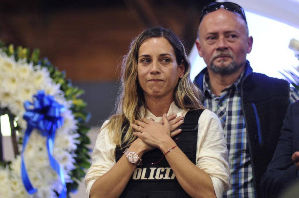 Andrea González, que era vice na chapa de Villavicencio à Presidência do Equador, em cerimônia em homenagem ao político morto