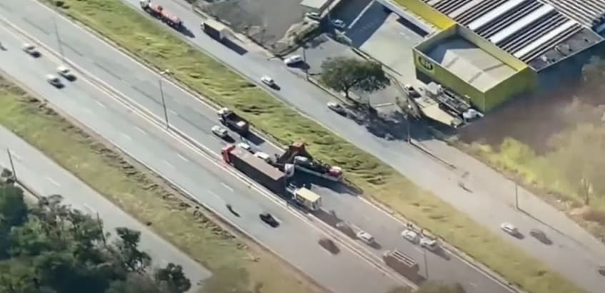 Vídeo: Engavetamento envolve quatro carros e duas carretas no Anel Rodoviário
