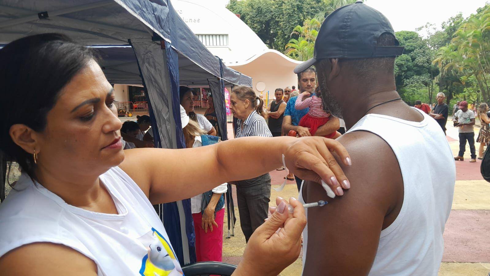 Dia D no Parque Municipal Américo Renê Giannetti, além da vacinação dos grupos prioritários, promoveu diversão para as famílias.