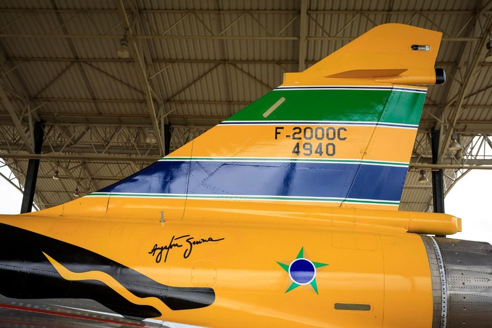 Avião com a pintura em homenagem a Ayrton Senna
