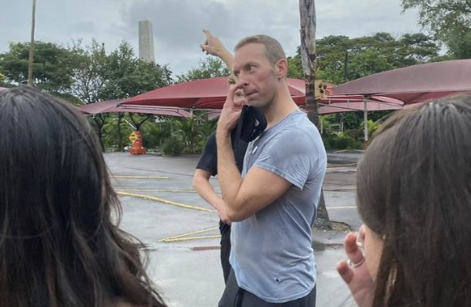 Chris Martin, do Coldplay, é visto curtindo bateria da USP