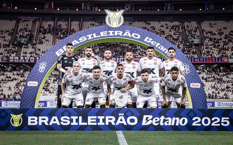 Elenco do Santos deixou a zona do rebaixamentoo com a vitória diante do Fortaleza. (Foto: Raul Baretta/ Santos FC)