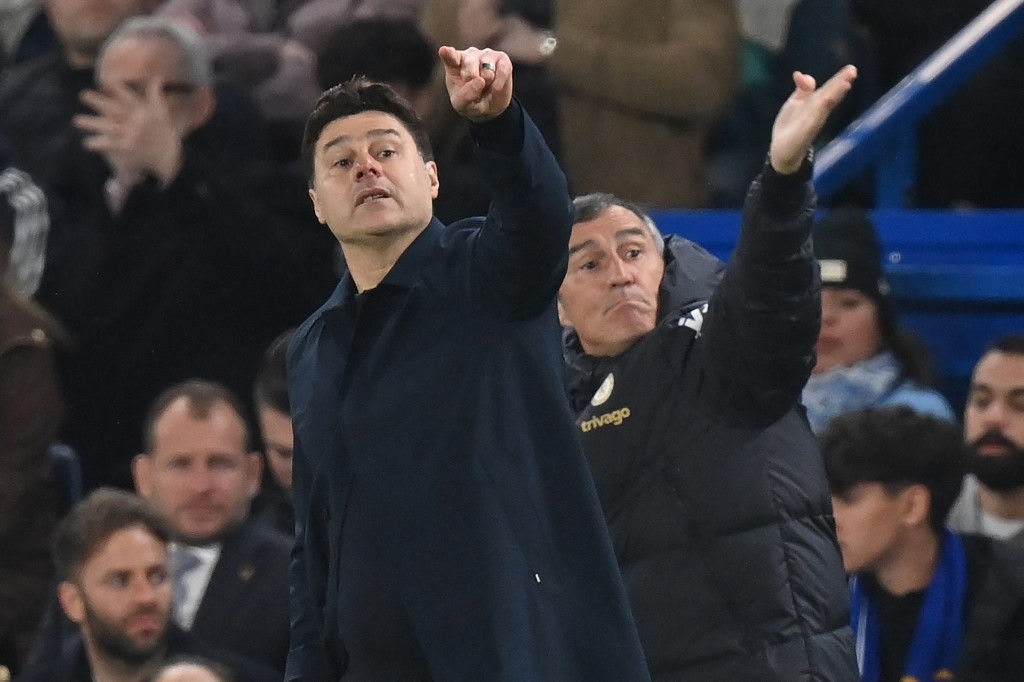 Chelsea's Argentinian head coach Mauricio Pochettino (L) gestures on the touchline during the English Premier League football match between Chelsea and Tottenham Hotspur at Stamford Bridge in London on May 2, 2024. (Photo by Glyn KIRK / AFP) / RESTRICTED TO EDITORIAL USE. No use with unauthorized audio, video, data, fixture lists, club/league logos or 'live' services. Online in-match use limited to 120 images. An additional 40 images may be used in extra time. No video emulation. Social media in-match use limited to 120 images. An additional 40 images may be used in extra time. No use in betting publications, games or single club/league/player publications. / 