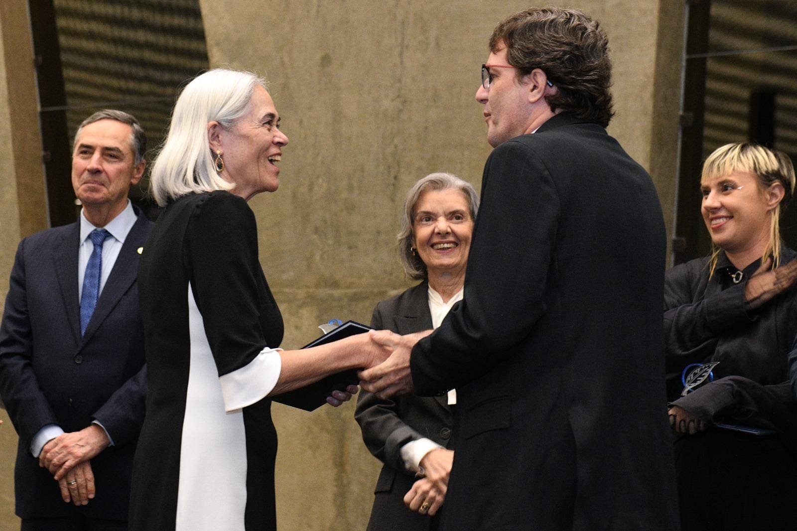 Ministra Maria Thereza, presidente do STJ, entrega o troféu e diplomas ao O TEMPO, na cerimônia de premiação do I Prêmio Nacional do Poder Judiciário