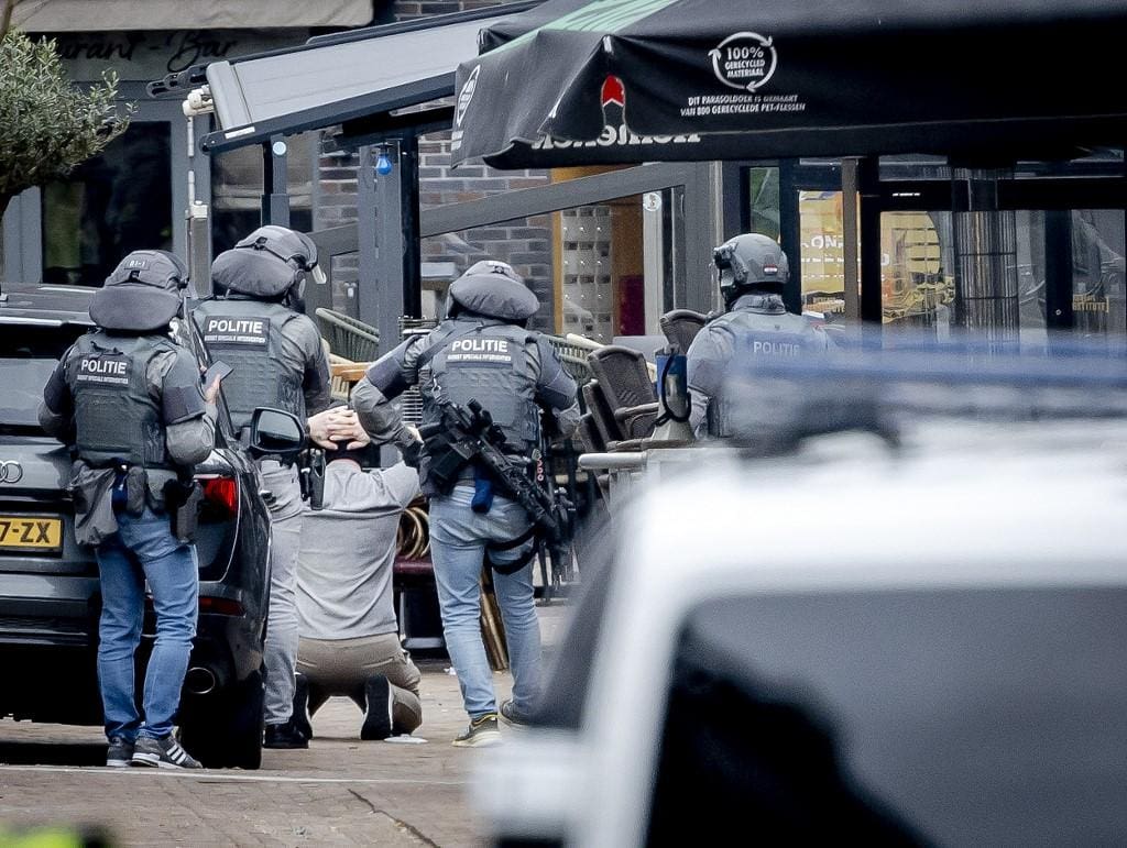 A polícia deteve o homem que ameaçou clientes de uma cafeteria na Holanda