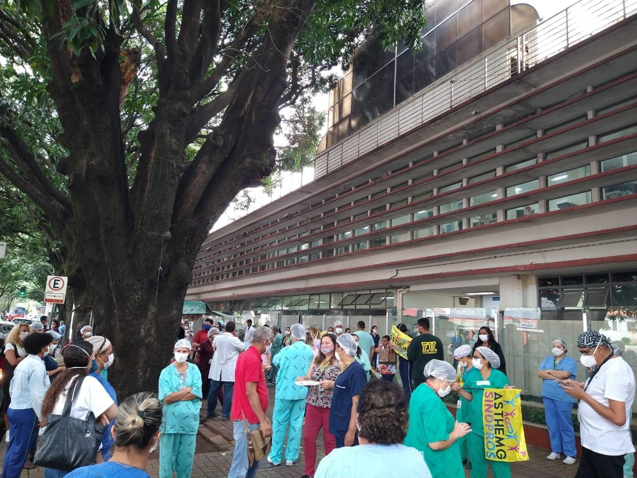 Servidores da Saúde protestam contra falta de EPIs e decreto do governo de MG