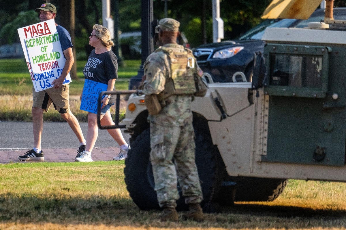 Soldado da Guarda Nacional patrulha a Union Station, em Washington DC, após mobilização de tropas federais pelo presidente Trump