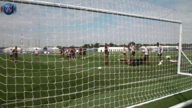 Neymar faz bela defesa em treino do PSG