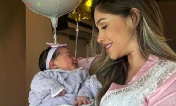 Esposa de Hulk, Camila carrega a pequena Aisha, que nasceu no último sábado (22)