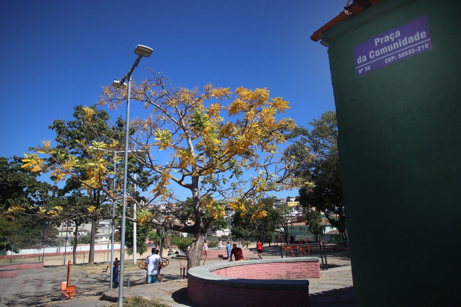 Lei alterou nome de praça do bairro Dom Cabral para “Chico Pereira”, mas placa ainda não foi trocada