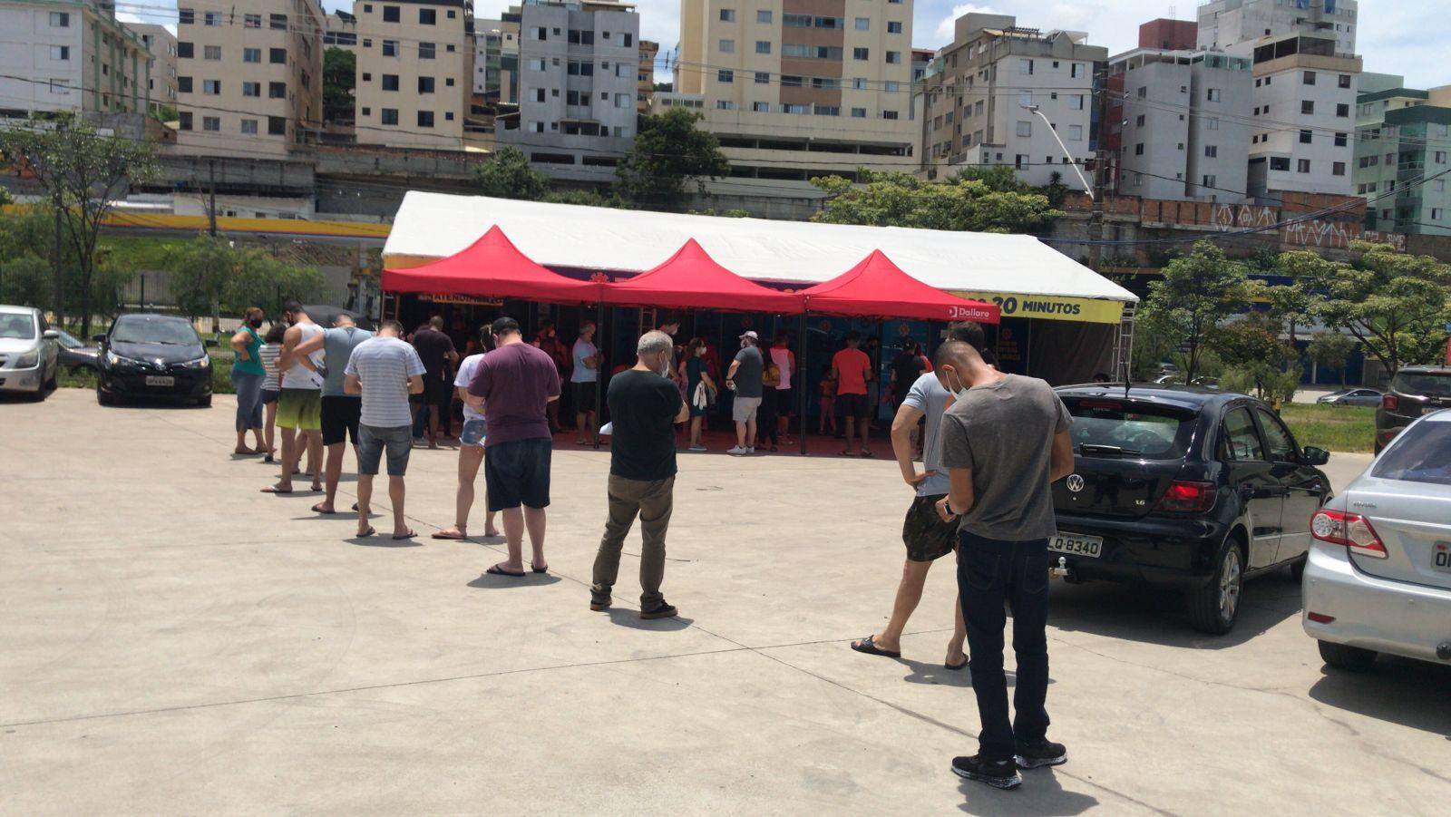 Longas filas puderam ser observadas em drogarias de BH