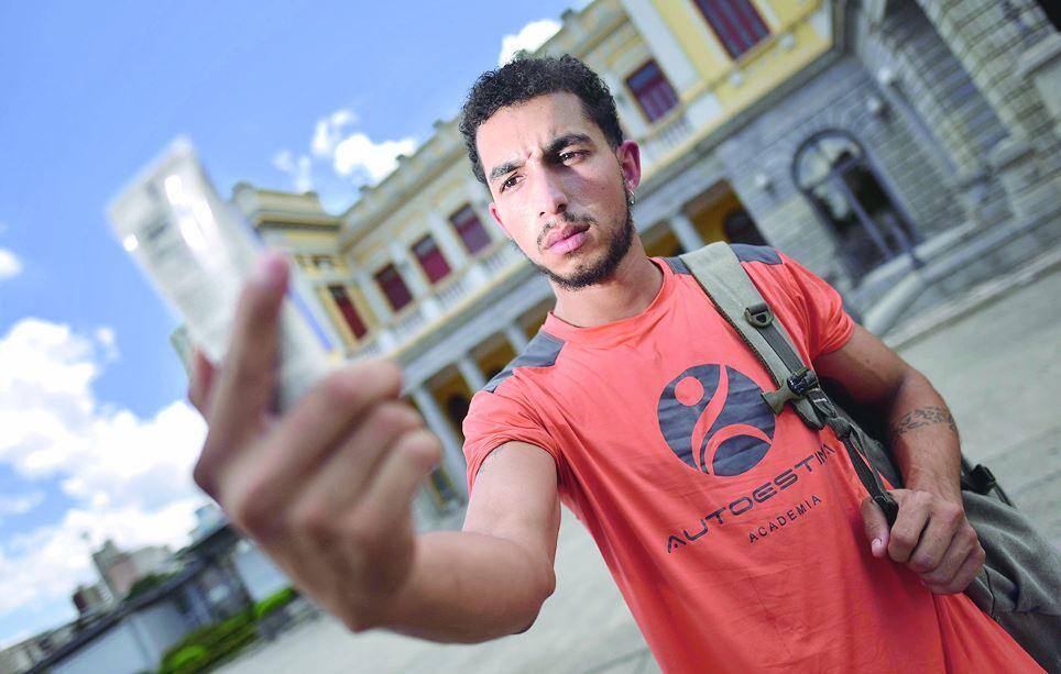 Beto Amora, 22, carrega um protetor solar na mochila há um ano, mas afirma que só usou duas vezes