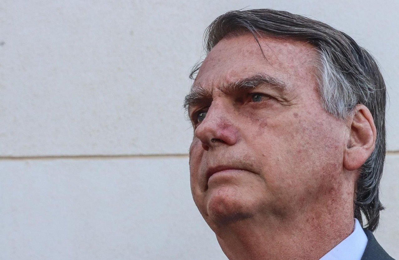 O ex-presidente Jair Bolsonaro ao sair da Polícia Federal após prestar depoimento, em outubro de 2023