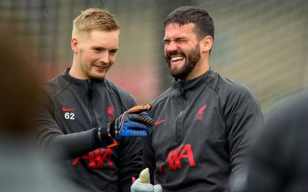 Caoimhin Kelleher e Alisson em treinamento pelo Liverpool (Foto: Divulgação/Liverpool)
